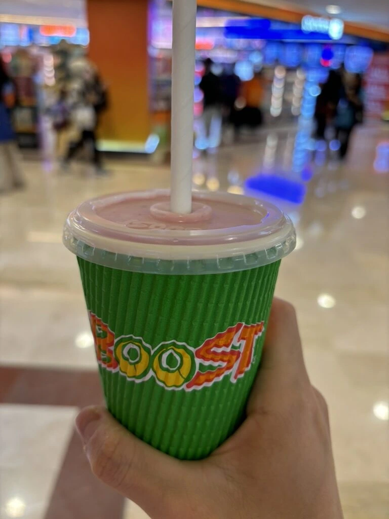 クアラルンプールのBOOSTの緑のカップのスムージー