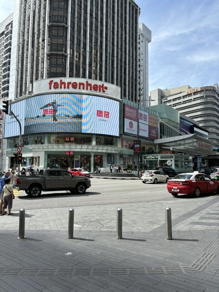 ブキッ・ビンタンの交差点とFahrenheit88のビル