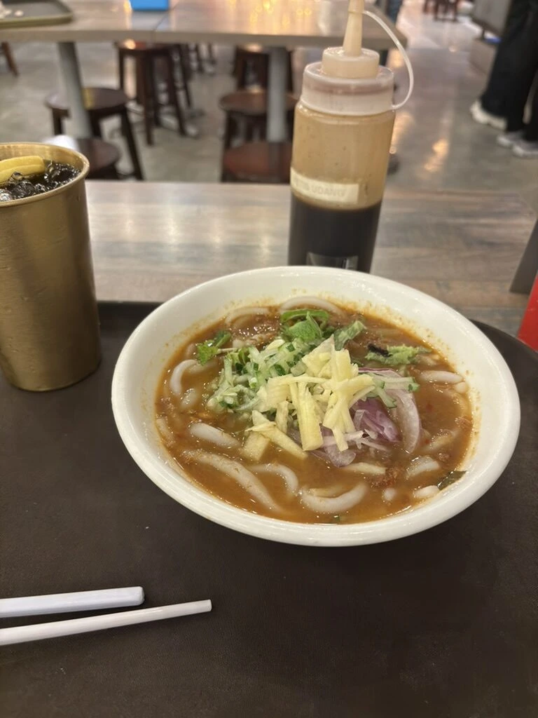 クアラルンプールのフードコートで食べたカレースープの麺