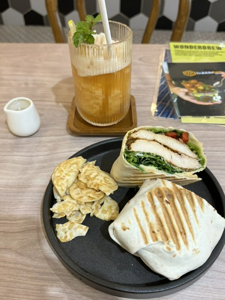 クアラルンプールのカフェのラップサンドとアイスティー