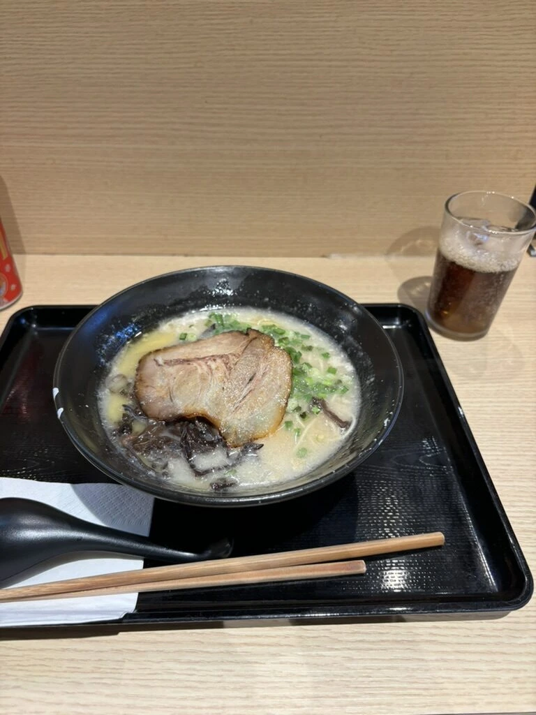 らーめん山頭火クアラルンプールの店の豚骨ラーメンとアイスティー
