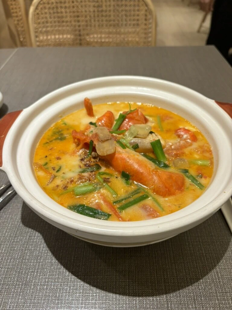 クアラルンプールで食べた、エビと野菜が入ったココナッツカレーの鍋