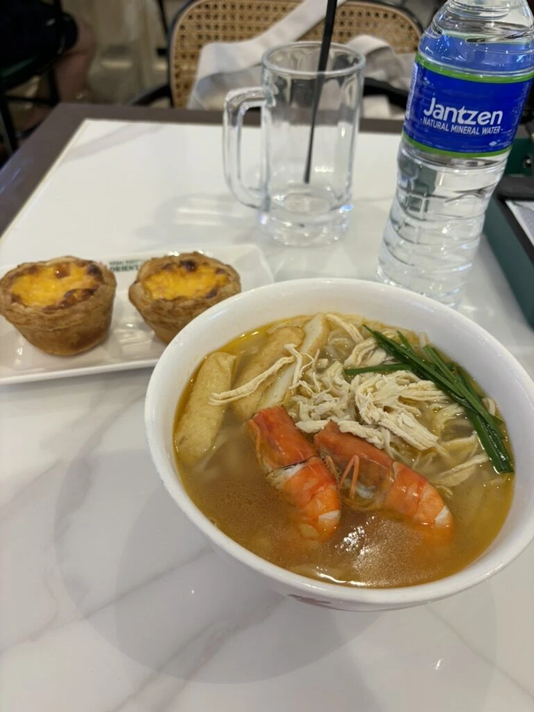 クアラルンプールで食べた大きなエビがのった麺とエッグタルト
