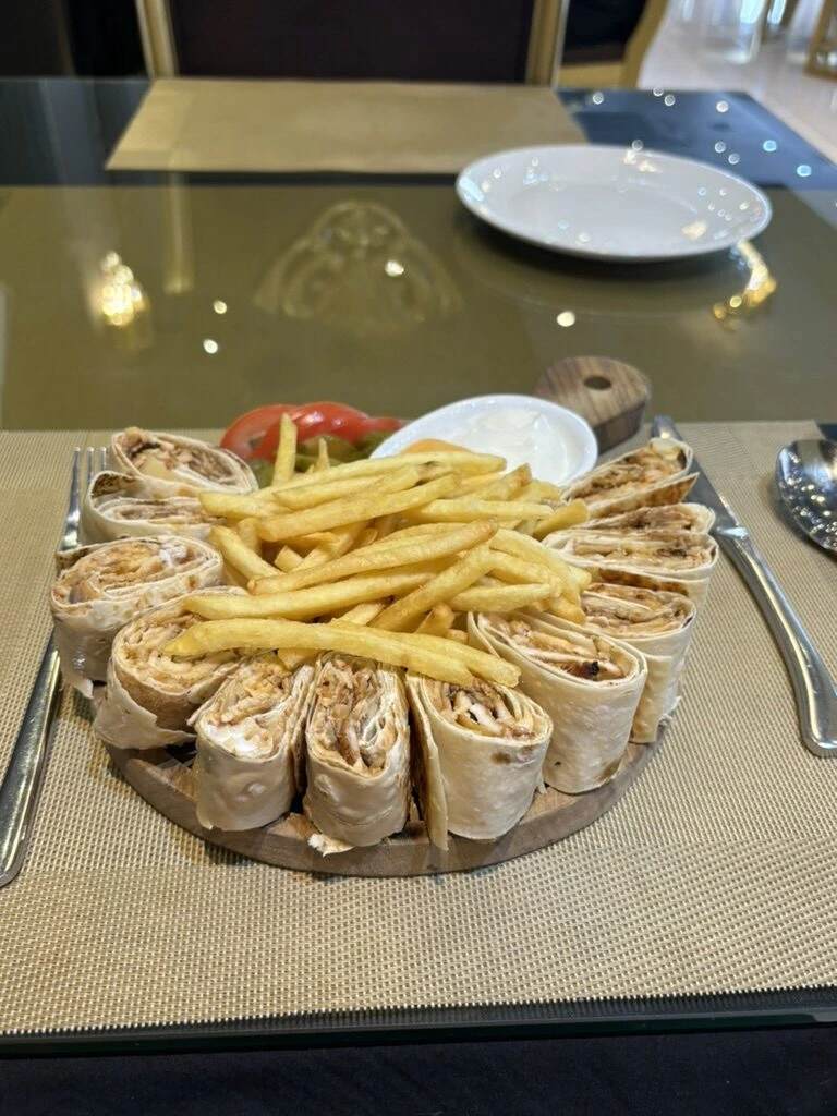 クアラルンプールで食べた、円形に並べたラップサンドの真ん中にフライドポテトの一皿