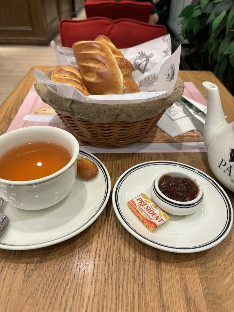 クアラルンプールのカフェの朝食。パンかごと紅茶、ジャム、バター