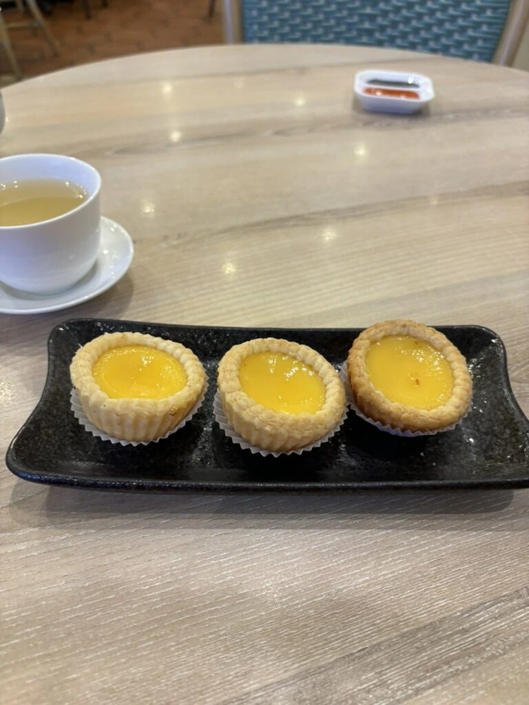 クアラルンプールで食べたエッグタルト3個と中国茶