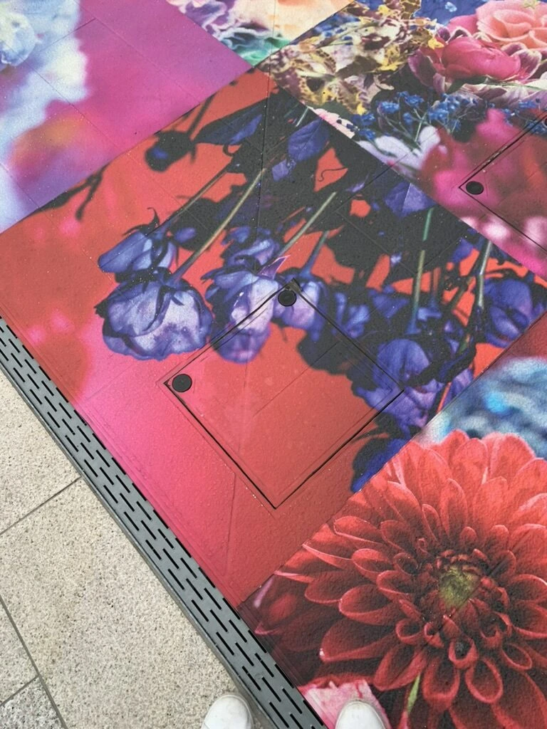 飛鳥乃湯泉の中庭の床一面に敷かれた、色鮮やかな花の写真