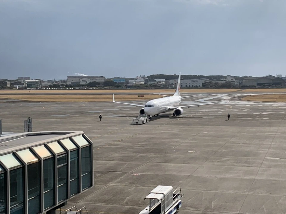 松山空港のエプロンに止まる白い旅客機