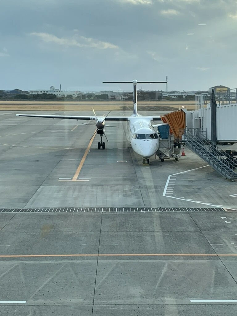 松山空港の搭乗口の窓から見たANA1646便のQ400