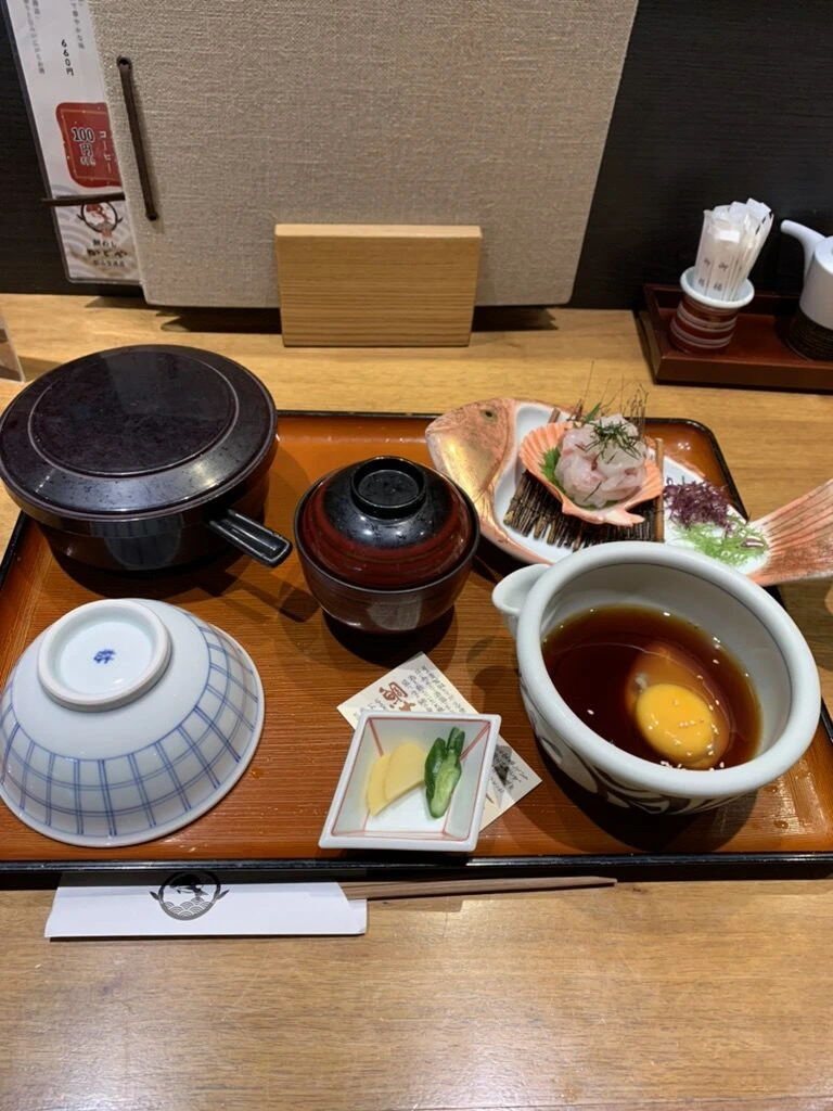 3日目に松山で食べた昼食。鯛の刺身、生卵の入ったタレ、ご飯、吸い物