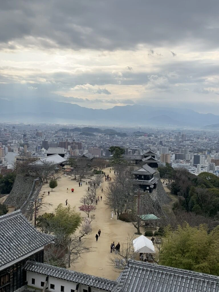 天守から見下ろした本丸広場と松山市街