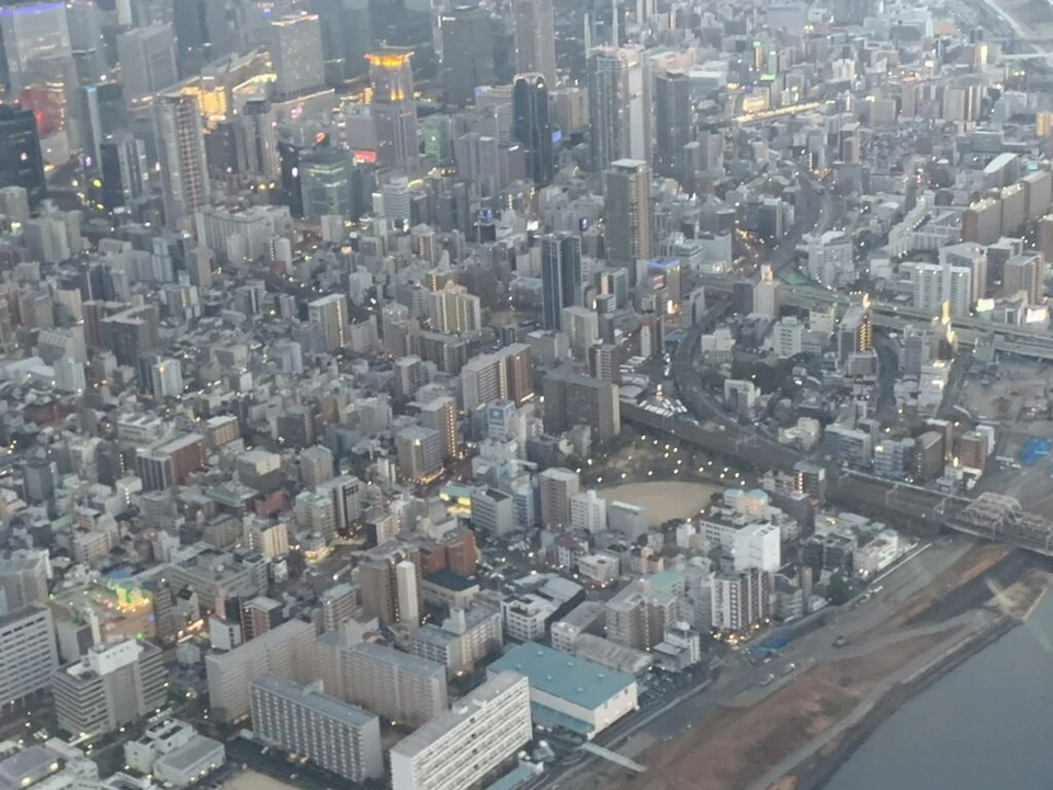 上空から見た大阪市街の高層ビルと川
