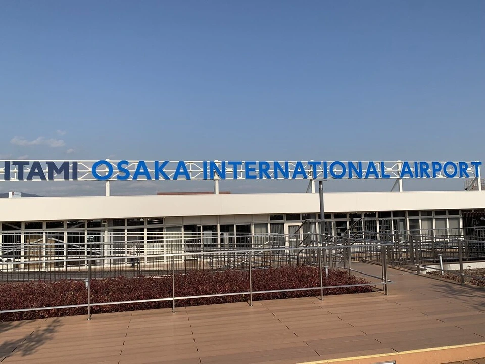 伊丹空港の屋上展望デッキ。ITAMI OSAKA INTERNATIONAL AIRPORTの文字と青空
