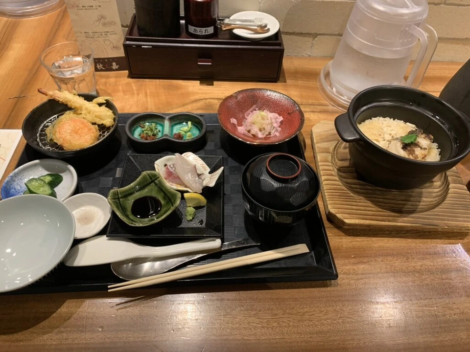 道後で食べた夕食の御膳。天ぷら、刺身、小鉢、吸い物と土鍋の炊き込みご飯