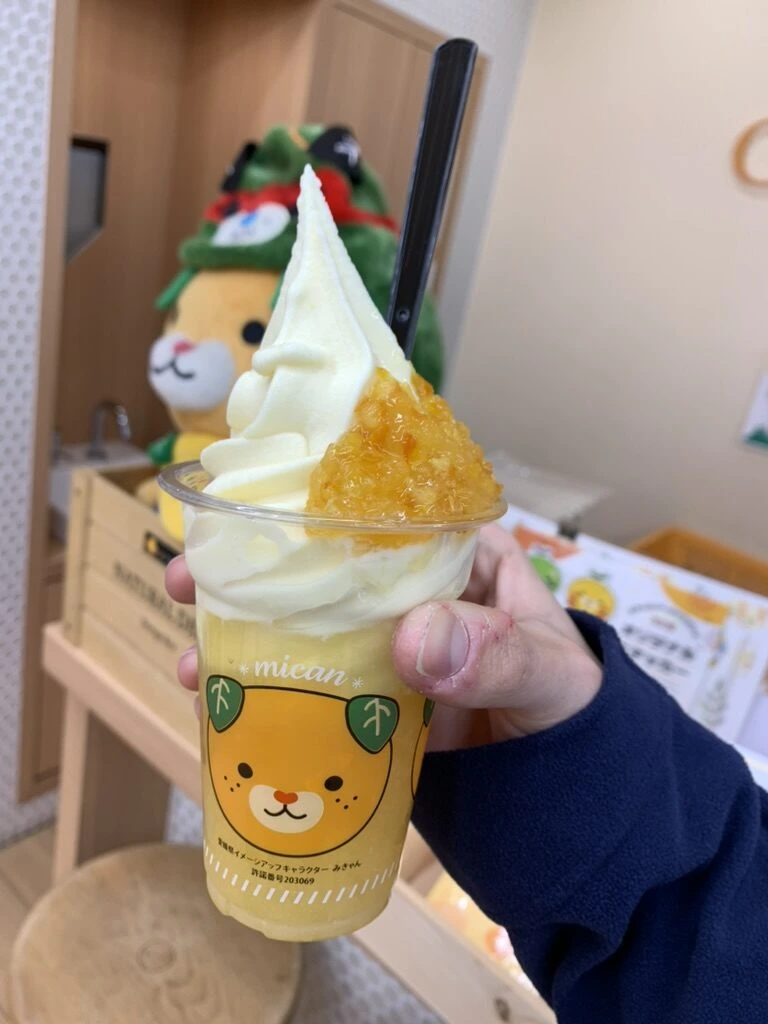 みかんがのったソフトクリーム。カップにみきゃんの絵