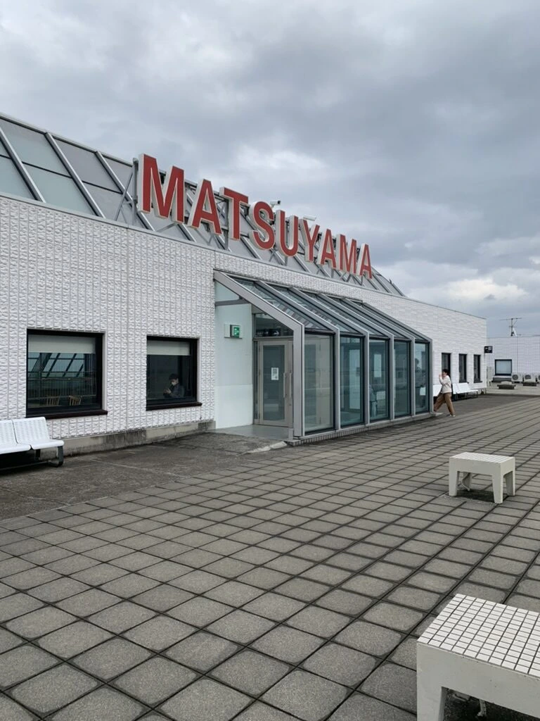 松山空港ターミナルの屋上。赤いMATSUYAMAの文字