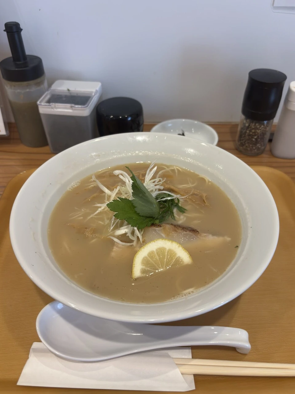 松山のホテル近くで食べた白濁スープのラーメン。チャーシュー、白髪ねぎ、大葉、レモンの輪切り