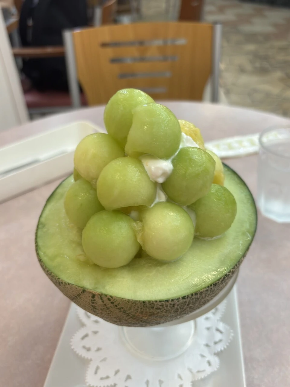 松山の街で食べた、半分に切ったメロンの器に丸いメロンを山盛りにしたパフェ