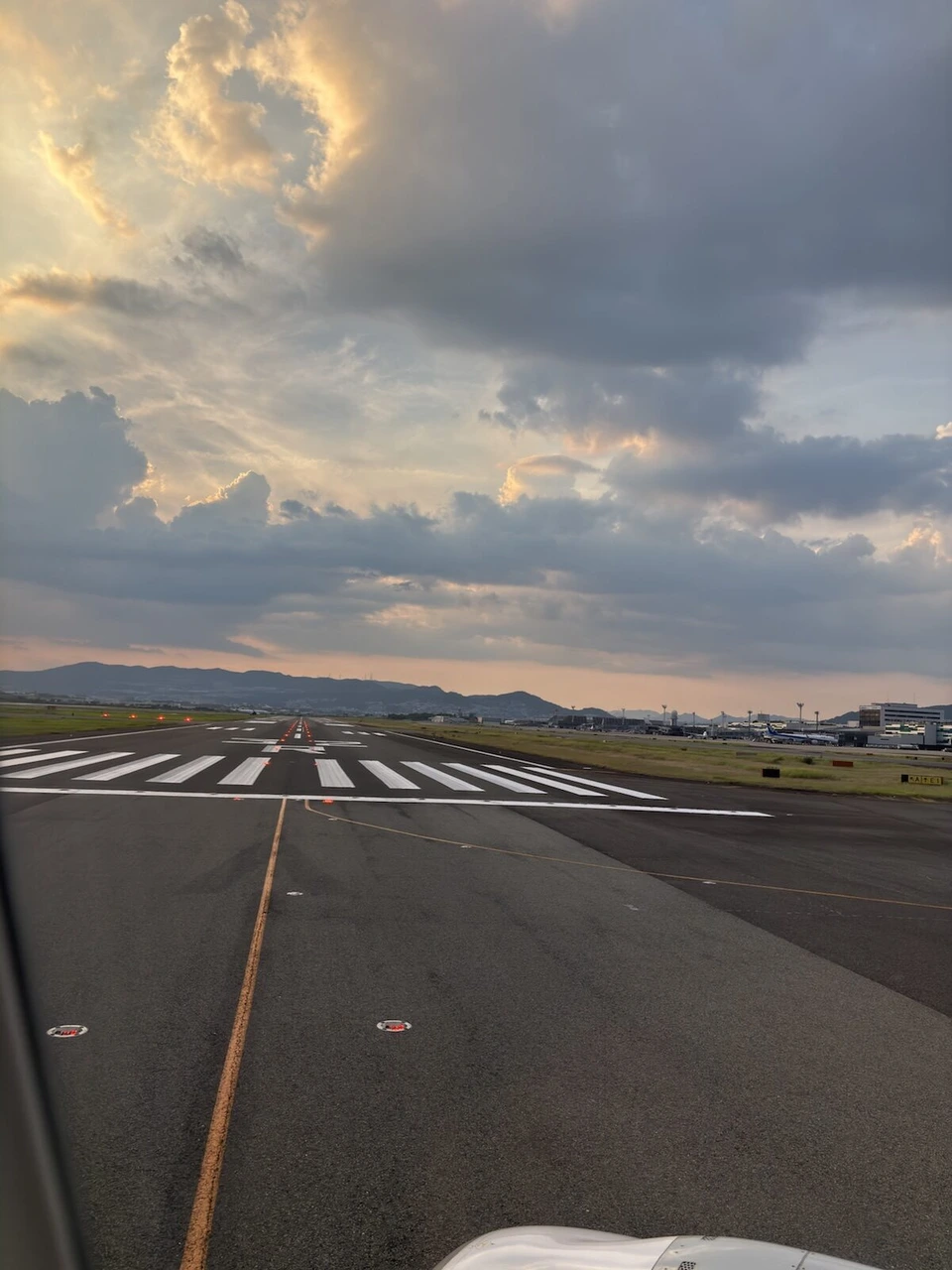 伊丹空港の滑走路端から見た離陸前の滑走路と、夕方の雲