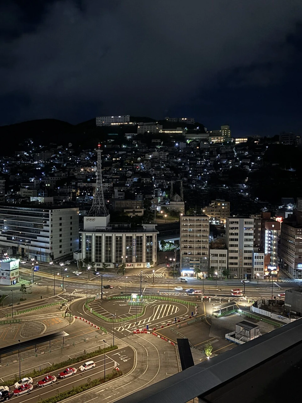 長崎マリオットの客室から見た長崎駅前のロータリーと山の斜面の夜景