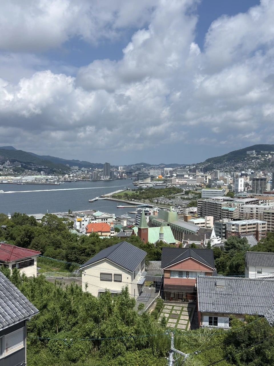 グラバー園から見下ろした長崎港と造船所のクレーン、手前の住宅の屋根