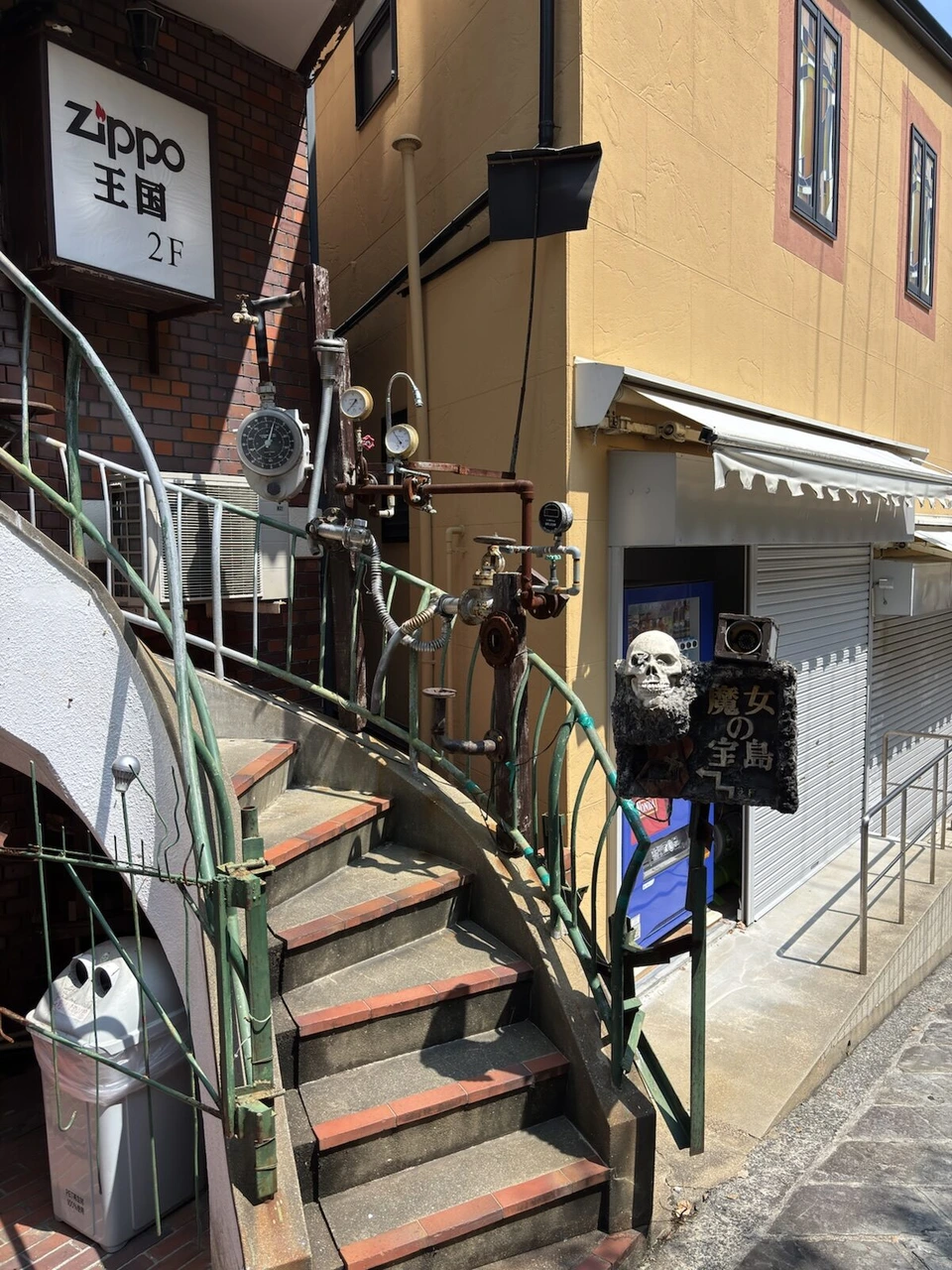 グラバー通りの「Zippo王国」の看板とらせん階段
