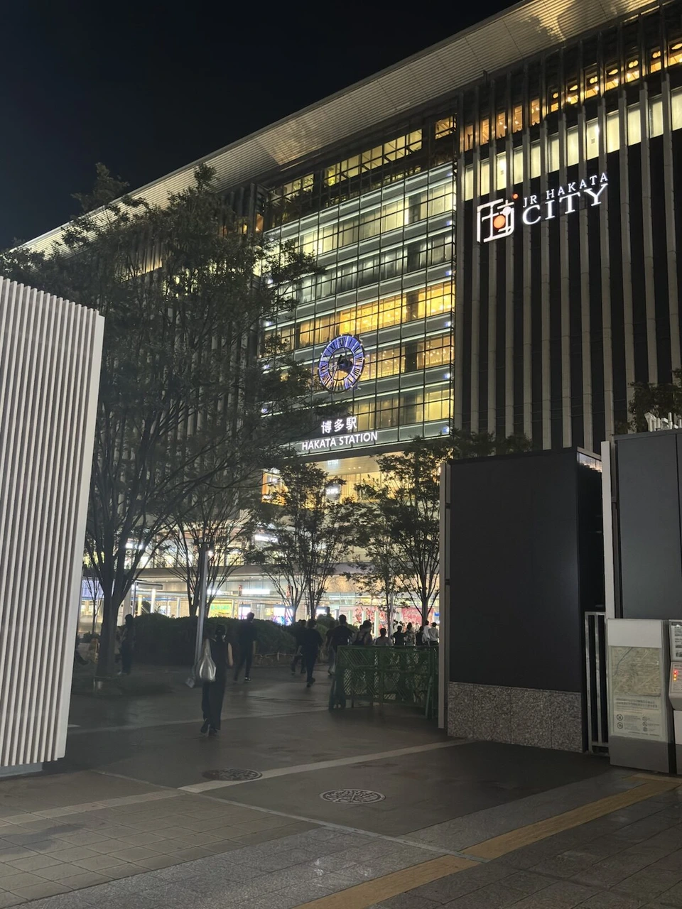 夜のJR博多シティ。博多駅ビルの明かり
