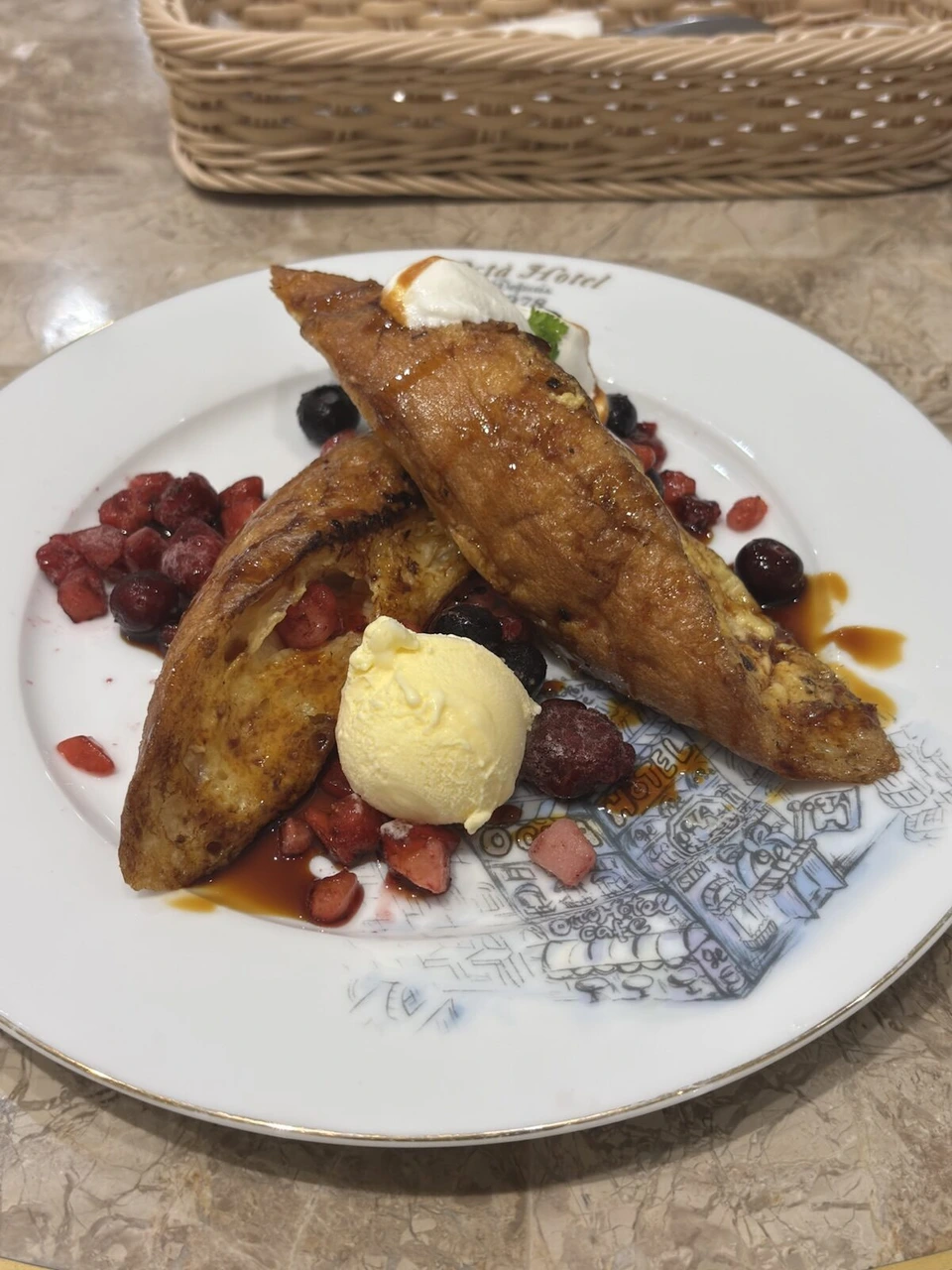 長崎駅の近くで食べた、ベリーとアイスクリームを添えたフレンチトースト