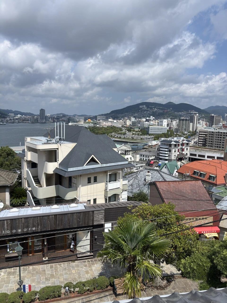 グラバー園から見た長崎港と洋館の屋根