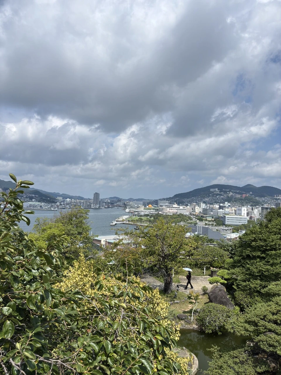 グラバー園の木々越しに見た長崎港と市街地