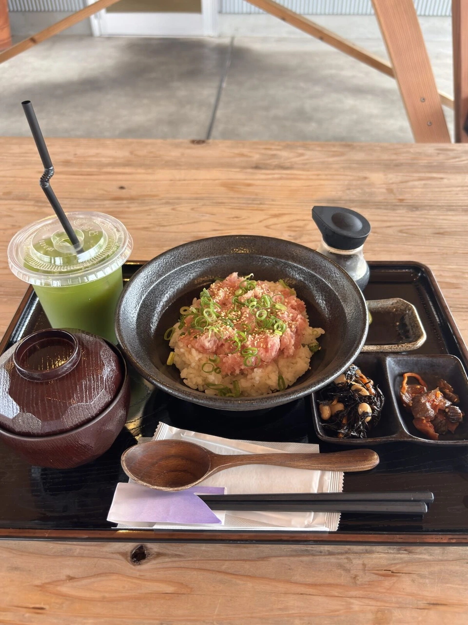 嬉野で食べたお昼の丼と味噌汁、小鉢、緑茶のセット