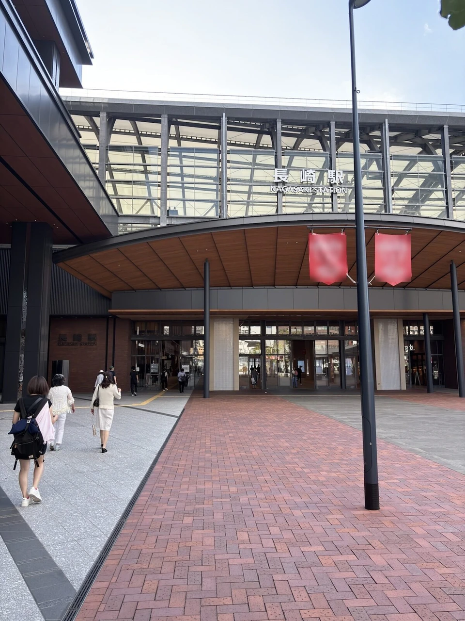 長崎駅の入口と赤いれんがの通路