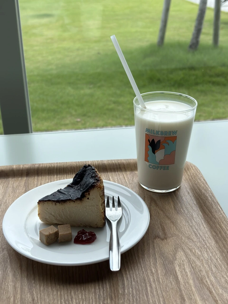 道の駅うれしののカフェのバスクチーズケーキとカフェラテ