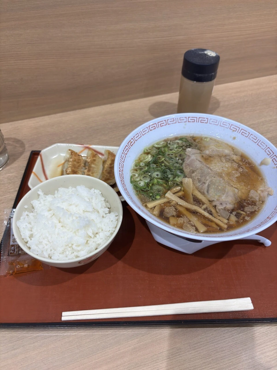 福山で食べた醤油ラーメンとごはん、餃子のセット