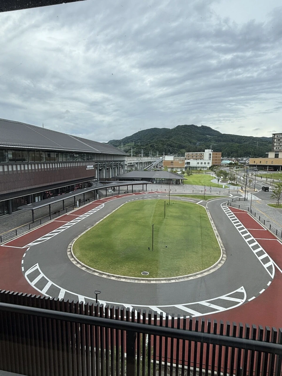 道の駅うれしののそばにある、道路の形をした広場と奥の山