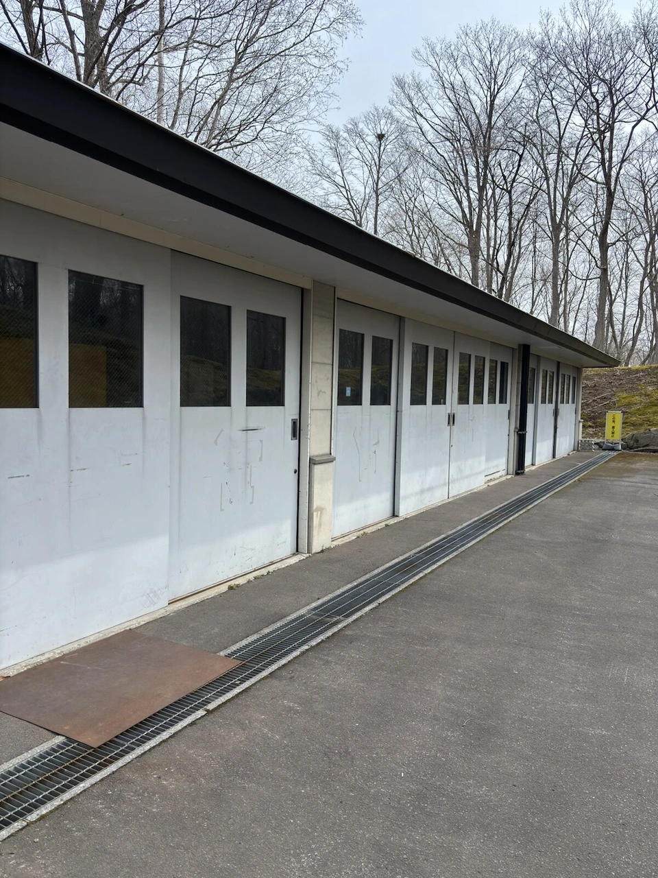 函館大沼プリンスホテルの白いシャッターが並ぶ平屋のガレージ棟