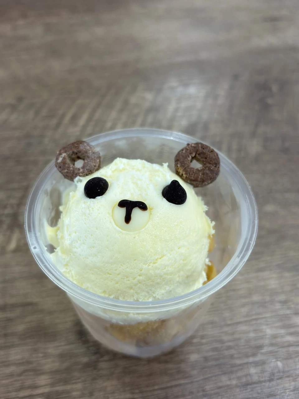 カップに入ったクマの顔のアイスクリーム。耳はチョコのリング