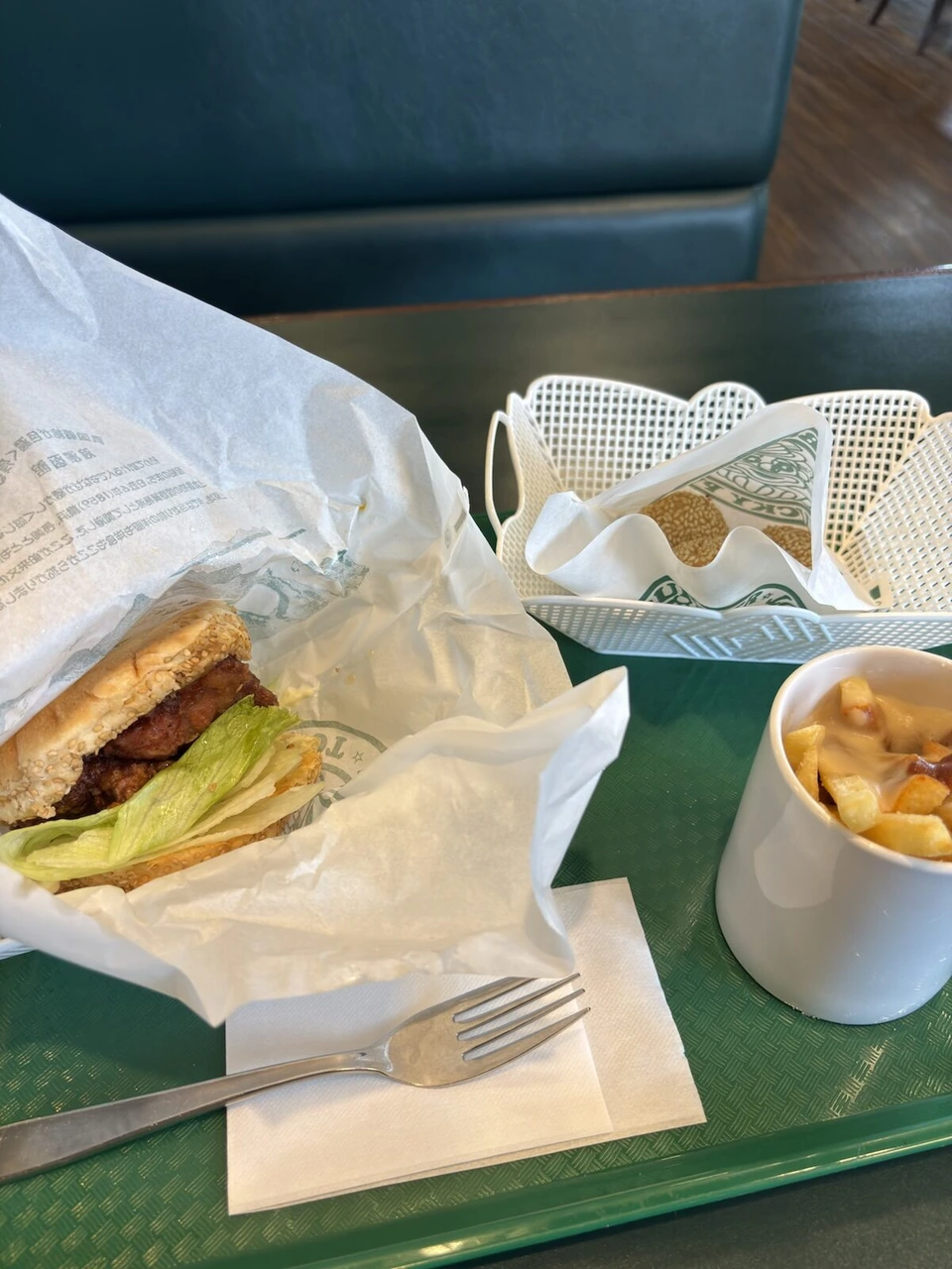 ラッキーピエロ峠下総本店のチキンのハンバーガーとカップに入ったポテト