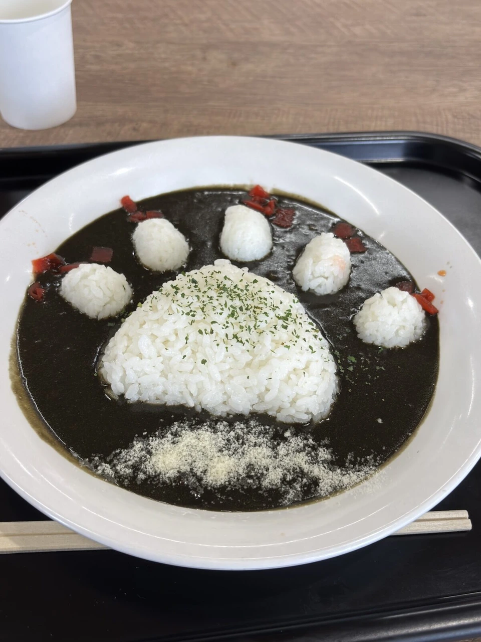 のぼりべつクマ牧場で食べた、黒いカレーの上にご飯をクマの足あとの形に盛った一皿
