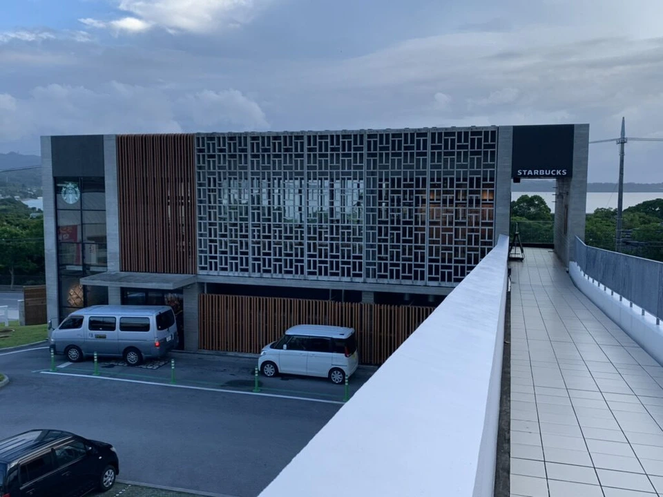 アラマハイナ コンドホテルの渡り廊下の先の格子模様の建物とSTARBUCKSの看板