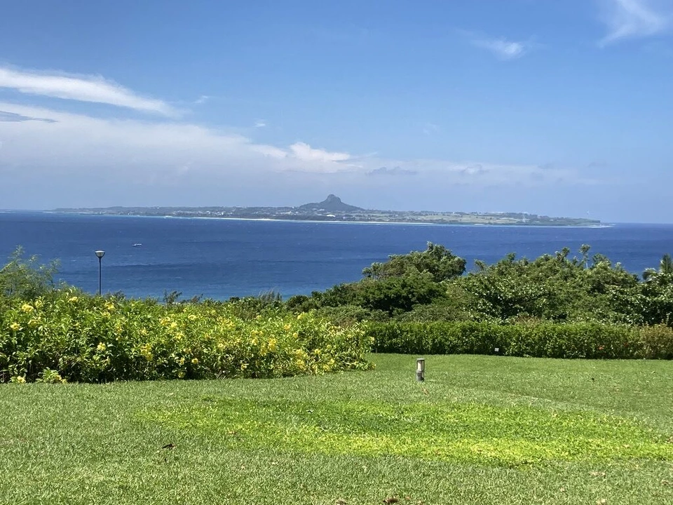 海洋博公園の芝生の先の青い海と伊江島