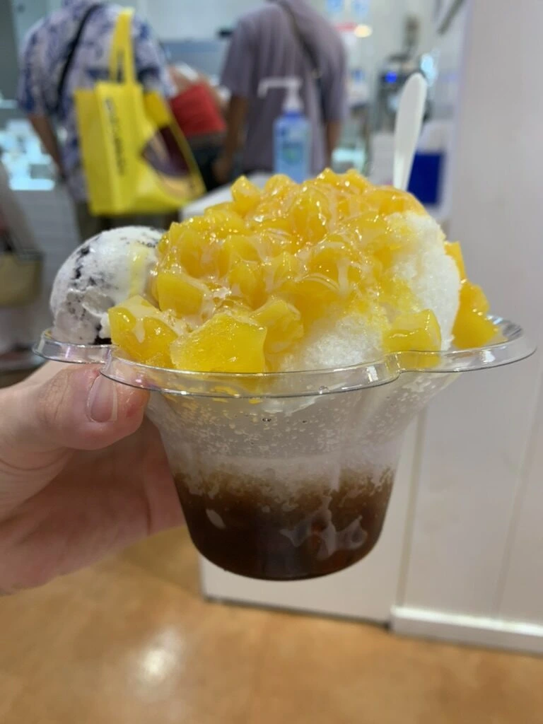 マンゴーがのったかき氷とアイスのカップ