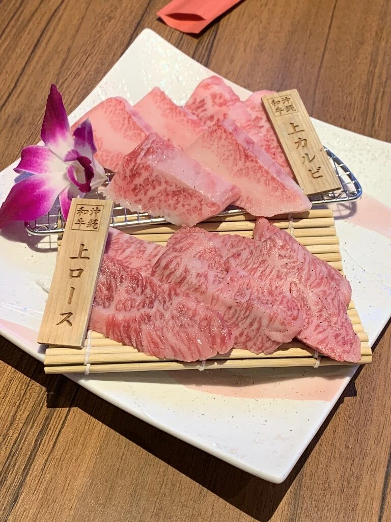 アラマハイナの焼肉店の沖縄和牛の上ロースと上カルビ
