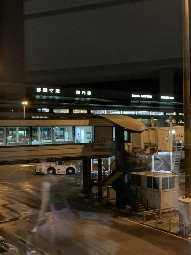 ANA1097便で着いた夜の那覇空港のターミナルとボーディングブリッジ