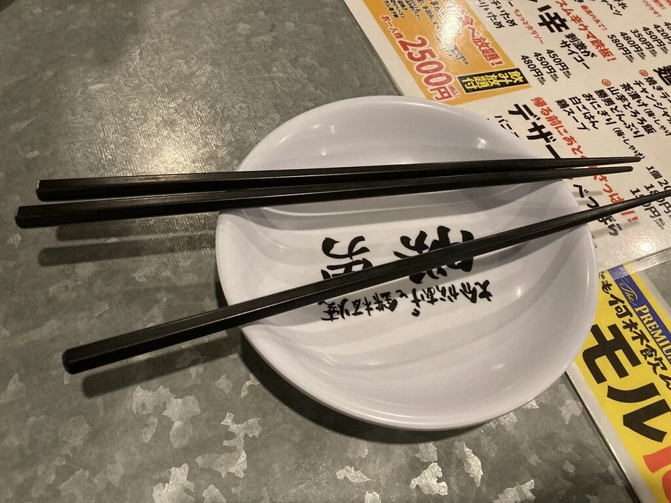 那覇の焼肉店のテーブルの取り皿と箸