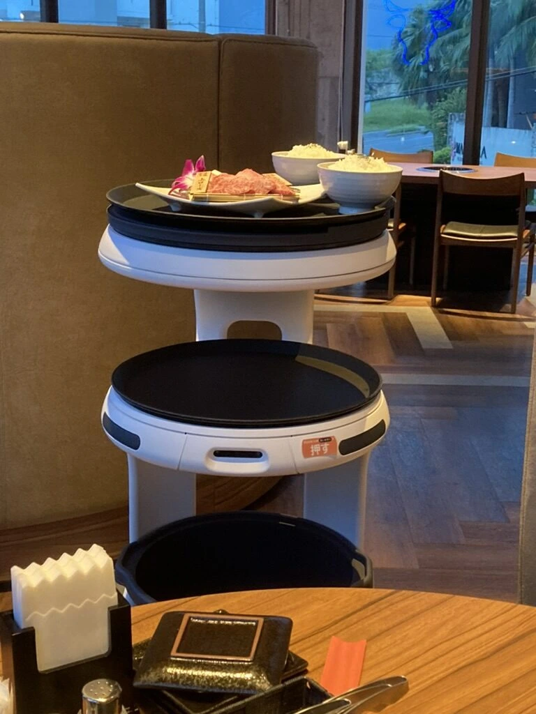 アラマハイナの焼肉店でお肉とごはんを運んできた配膳ロボット