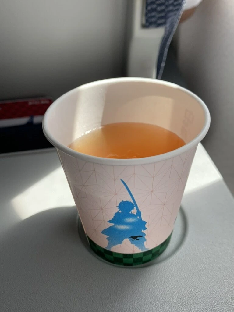 ANA22便（伊丹→羽田）の機内の紙コップの飲み物