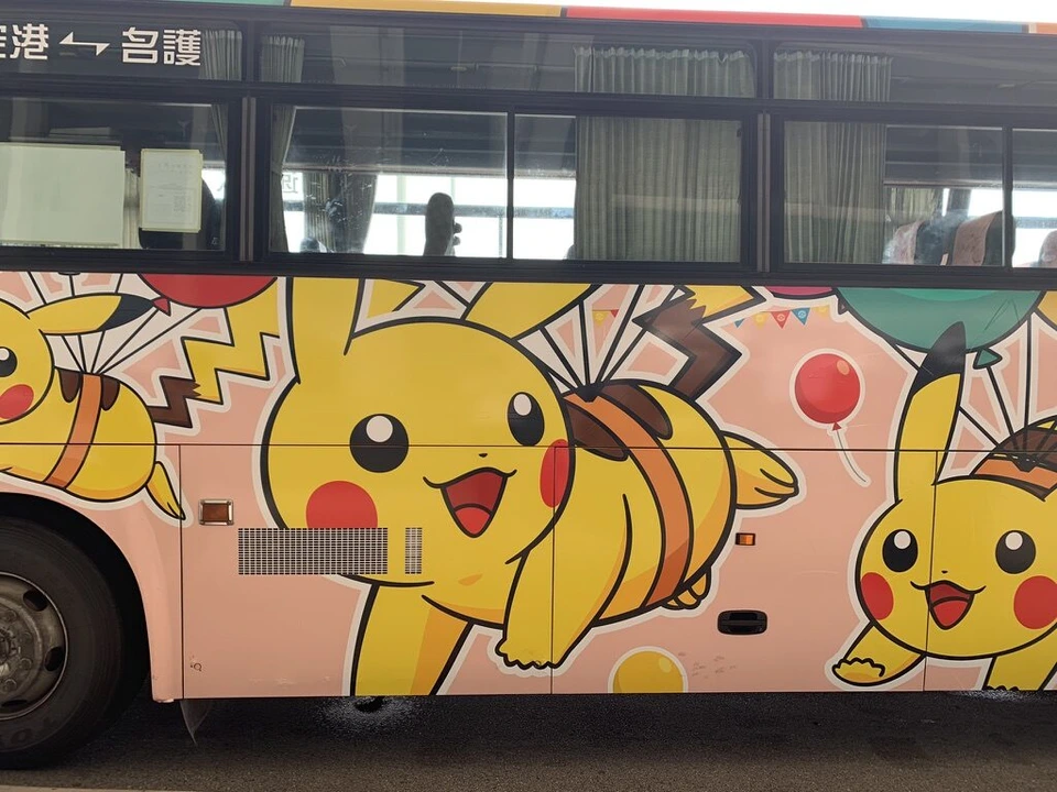 那覇空港に止まるピカチュウのラッピングの高速バス