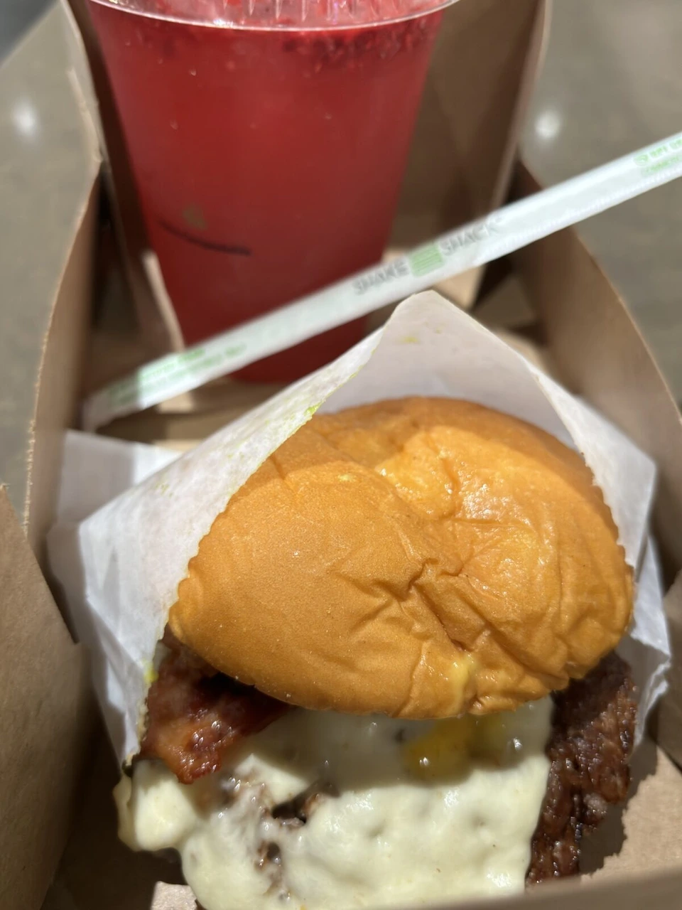 サンフランシスコで食べた紙の箱入りのチーズバーガーと赤いドリンク