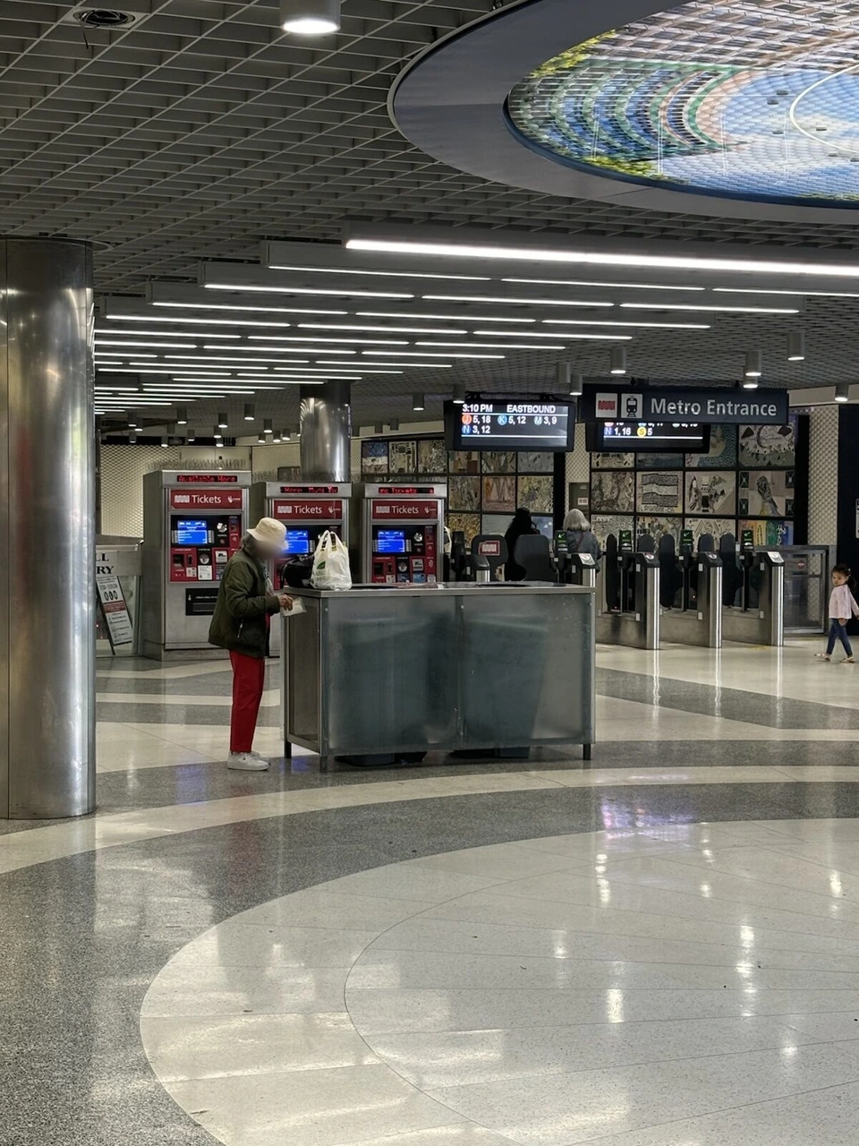 BARTとMuniのパウエル・ストリート駅の改札と券売機
